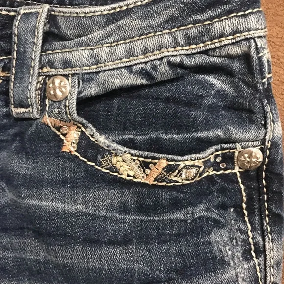 Miss Me Signature Crop - Picture 3 of 7